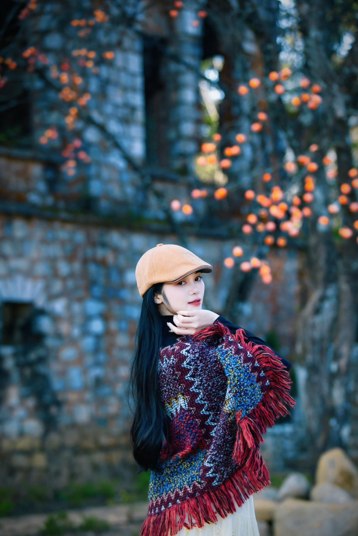 Ghé Tả Phìn, nhiều du khách thường ưu tiên khám phá bản làng người Dao Đỏ, tìm hiểu đời sống văn hóa bản địa hay trải nghiệm tắm lá thuốc truyền thống. Thế nhưng, nếu dành thêm chút thời gian ghé tu viện cổ, hành trình ấy sẽ trở nên trọn vẹn hơn. Bởi đây không chỉ là một điểm check-in, mà còn là nơi để dừng lại, quan sát và cảm nhận Sa Pa bằng một nhịp điệu chậm rãi hơn. Ảnh Trương Thị Hà