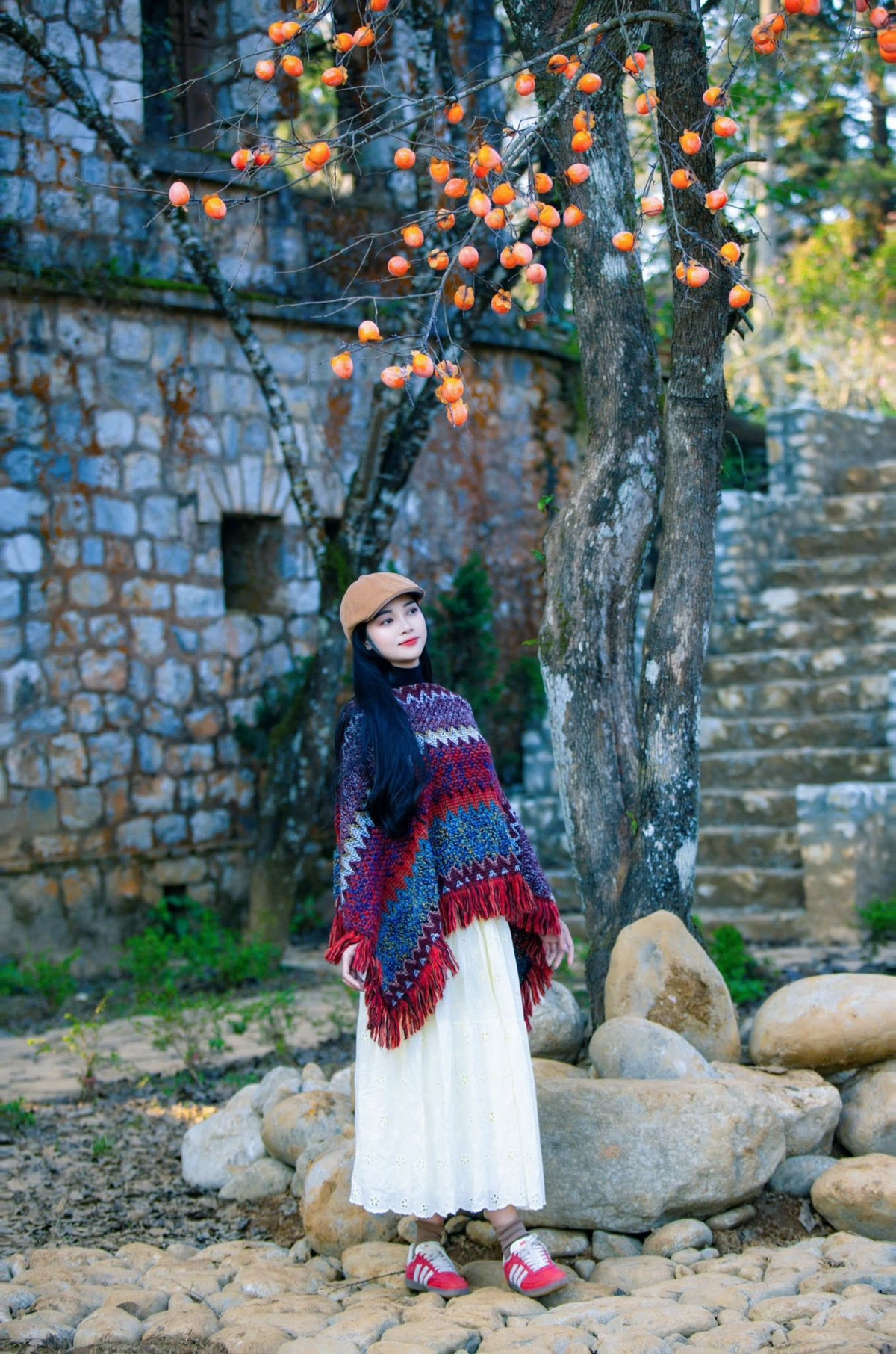 Không gian ở tu viện cổ Tả Phìn gần như tách biệt hoàn toàn khỏi thế giới bên ngoài. Ở đó, người ta nghe rõ tiếng gió luồn qua những mái vòm cũ, tiếng chim rừng vọng lại từ xa và cả nhịp thở chậm rãi của chính mình. Chính sự im lặng ấy lại trở thành “chất liệu” quý giá, khiến du khách dễ dàng buông bỏ những xô bồ thường nhật để lắng nghe nội tâm. Ảnh Trương Thị Hà