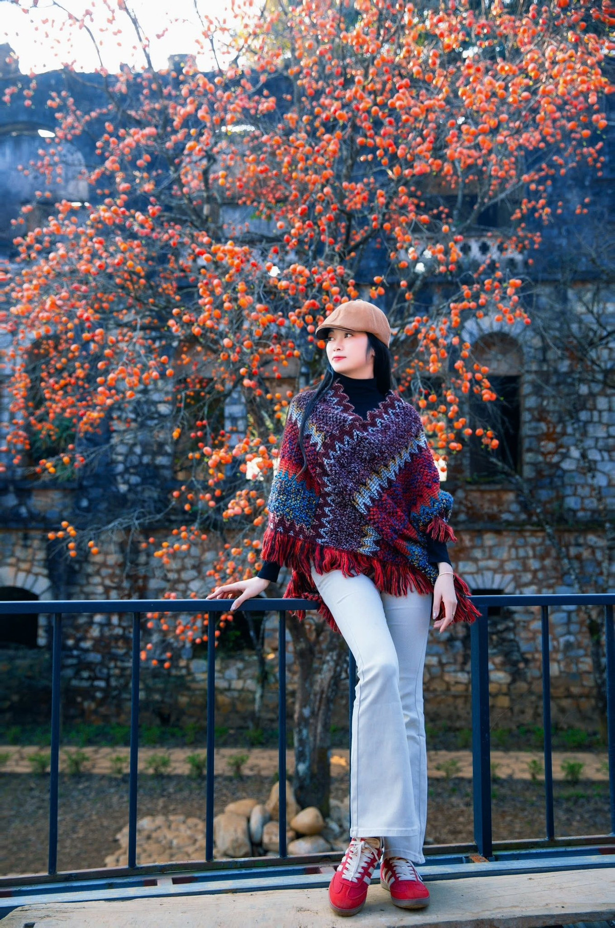 Giữa làn sương mù bảng lảng đặc trưng của Sa Pa, tu viện cổ hiện lên như một phế tích châu Âu giữa núi rừng Tây Bắc. Các vòm cửa cao, ô cửa sổ trống rỗng nhìn ra thung lũng, lối đi u tịch phủ đầy lá khô khiến nơi đây mang vẻ đẹp tĩnh lặng, có chút cô độc nhưng không hề lạnh lẽo. Mỗi viên đá, mỗi mảng tường như đang thì thầm kể câu chuyện về một thời quá vãng. Ảnh Trương Thị Hà