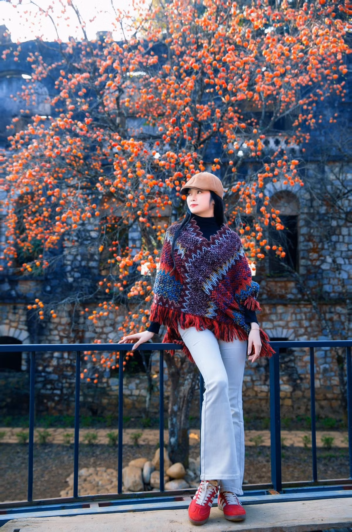 Giữa làn sương mù bảng lảng đặc trưng của Sa Pa, tu viện cổ hiện lên như một phế tích châu Âu giữa núi rừng Tây Bắc. Các vòm cửa cao, ô cửa sổ trống rỗng nhìn ra thung lũng, lối đi u tịch phủ đầy lá khô khiến nơi đây mang vẻ đẹp tĩnh lặng, có chút cô độc nhưng không hề lạnh lẽo. Mỗi viên đá, mỗi mảng tường như đang thì thầm kể câu chuyện về một thời quá vãng. Ảnh Trương Thị Hà