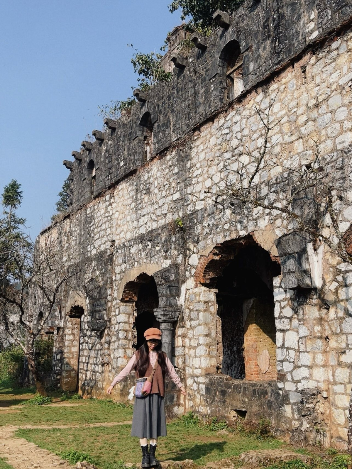 Tu viện cổ Tả Phìn không dành cho những ai tìm kiếm sự náo nhiệt. Nơi đây là điểm hẹn của những tâm hồn yêu vẻ đẹp cổ kính, trân trọng giá trị lịch sử và mong muốn tìm một khoảng lặng giữa đại ngàn Tây Bắc. Đến đây, chỉ cần bước chậm, nói khẽ và để núi rừng kể câu chuyện của mình bằng sự tĩnh lặng sâu lắng nhất. Ảnh tetminhduky
