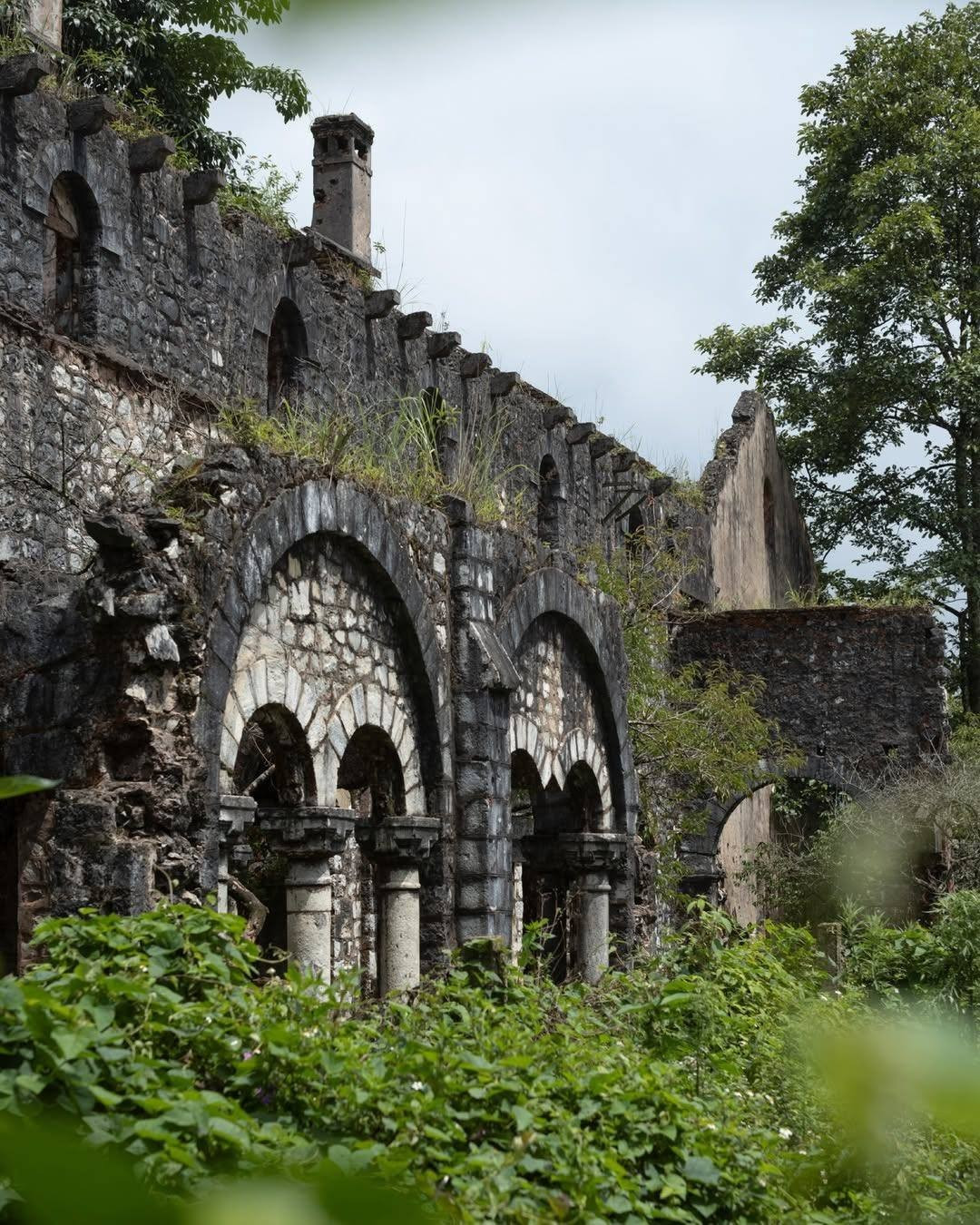 Những bức tường đá xám phủ rêu phong, mái vòm đổ nát, hành lang hoang phế… tất cả in hằn dấu vết của thời gian, tạo nên một không gian vừa cổ kính vừa nhuốm màu huyền bí.