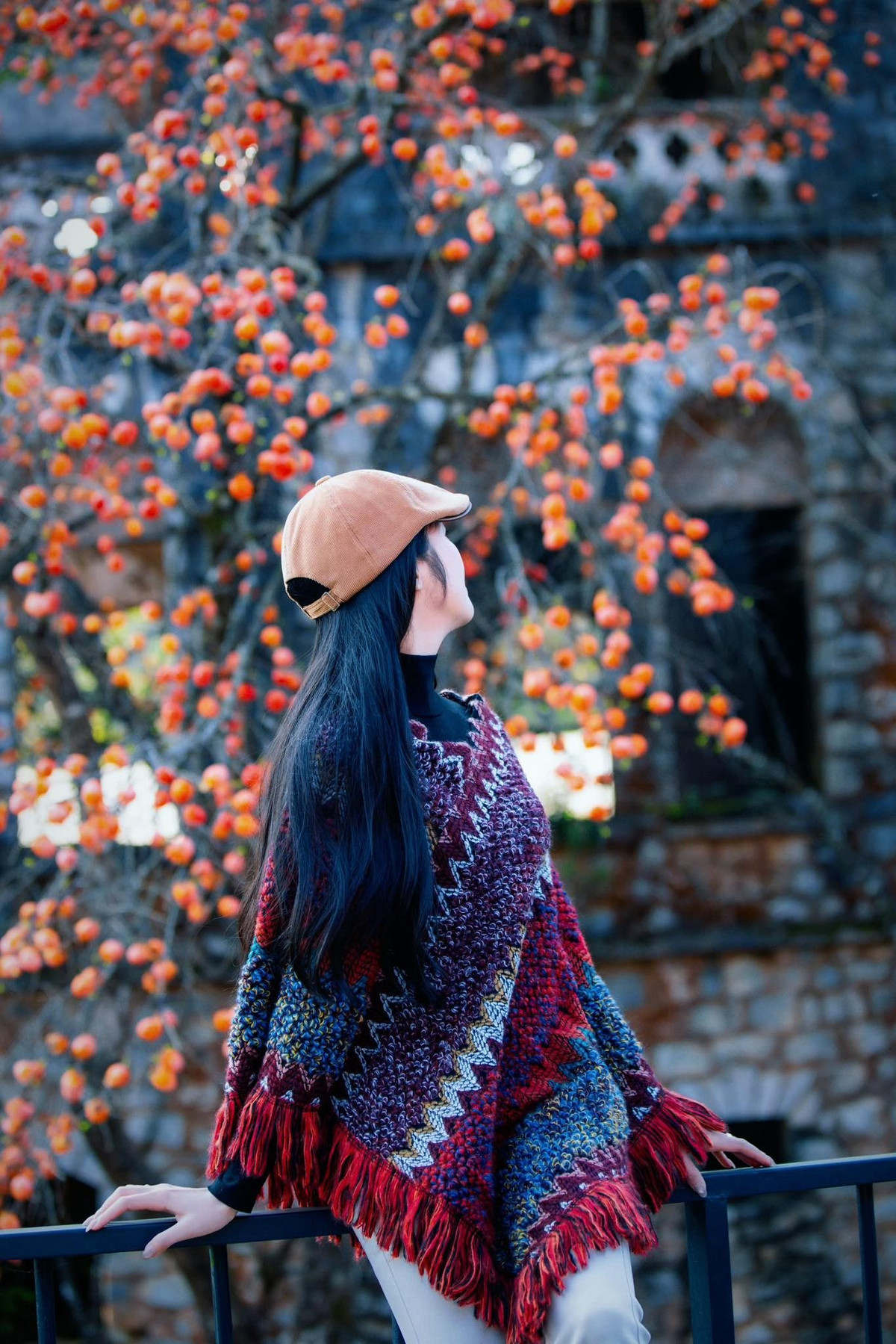 Thời điểm lý tưởng để tham quan tu viện cổ Tả Phìn là sáng sớm hoặc xế chiều, khi sương còn giăng nhẹ hoặc ánh nắng dịu dàng xuyên qua tán cây, phủ lên những bức tường đá một màu vàng nhạt đầy hoài niệm. Ảnh Trương Thị Hà