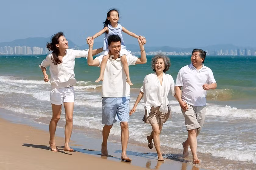 Nên đọc kỹ điều khoản hủy/đổi tour, đặc biệt nếu có trẻ nhỏ đi cùng. Ngoài ra, nên chọn các điểm đến có thời tiết ôn hòa, lịch trình không quá dày đặc và có thời gian nghỉ ngơi hợp lý để tránh mệt mỏi cho trẻ. Các đơn vị như Vietravel, Saigontourist, Fiditour, BestPrice hay Klook đều thường xuyên có ưu đãi tour hè dành cho nhóm gia đình từ 3–4 người trở lên. Ảnh Getty .