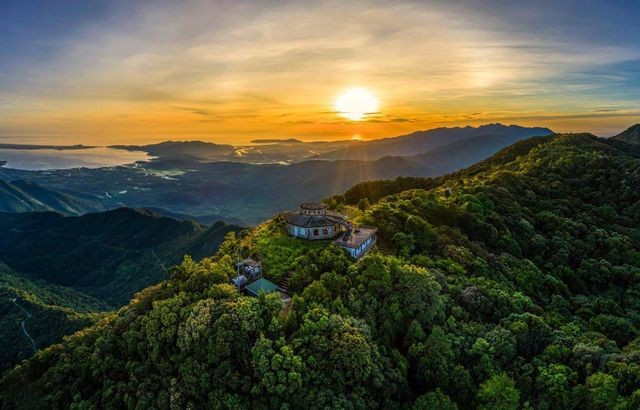 Thời điểm đẹp nhất để ghé Lăng Cô là từ tháng 3 đến tháng 7, khi nắng vàng trải dài trên bãi cát trắng, sóng biển êm và nước trong xanh đến tận đáy. Không đông đúc, không xô bồ, chỉ có gió biển dịu dàng và bầu không khí chan hòa – đủ để khiến nhiều du khách muốn nán lại lâu hơn dự định. Ảnh Sovabatravel