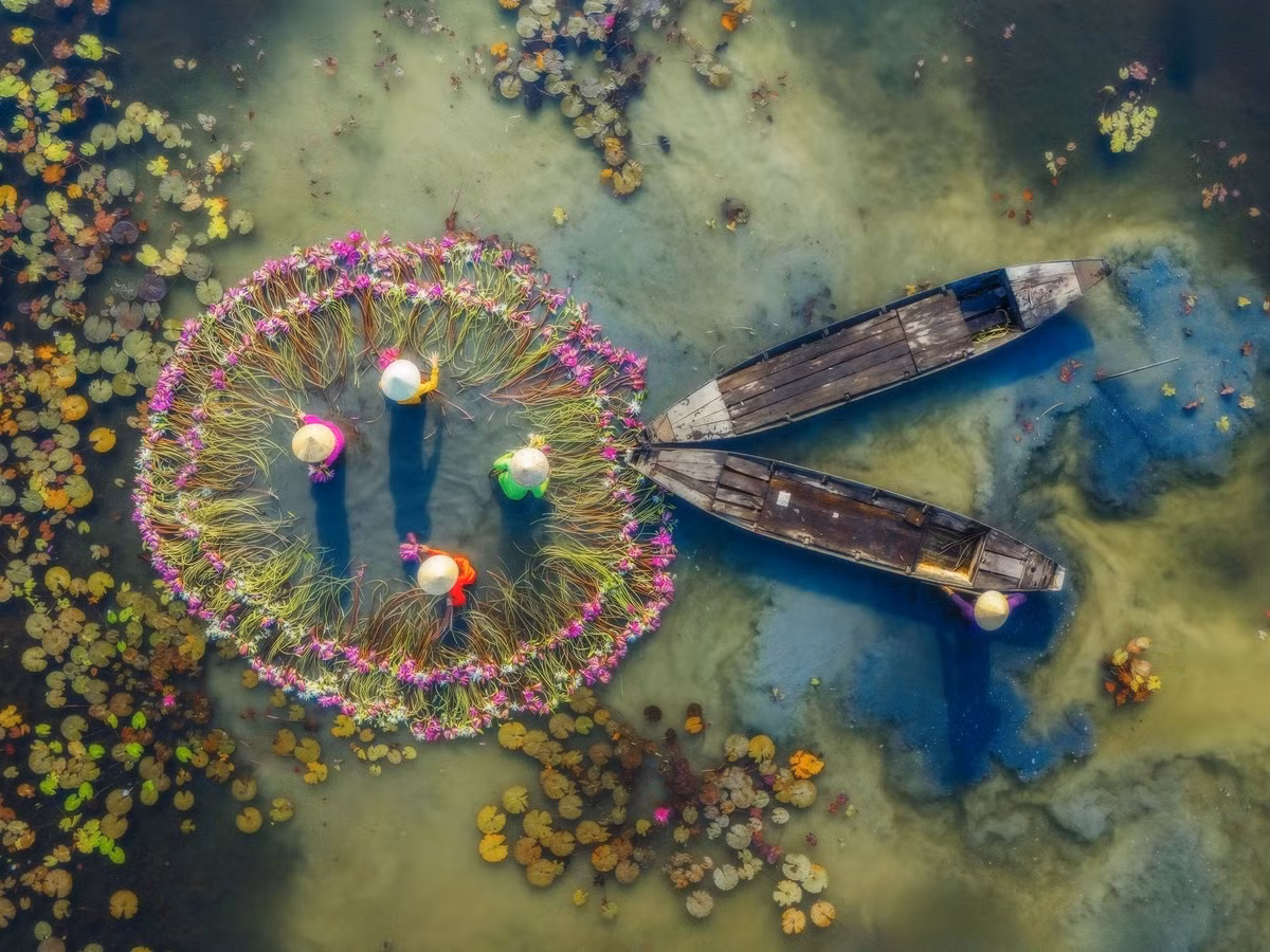 Tây Ninh mùa nước nổi không chỉ có hoa súng mà còn là hành trình hòa mình với thiên nhiên. Du khách có thể kết hợp tham quan hồ Dầu Tiếng – hồ nước nhân tạo lớn nhất Việt Nam, nơi mặt nước phẳng lặng như gương và khung cảnh hoàng hôn tím biếc in bóng núi Bà Đen. Ảnh Nguyễn Khánh Vũ Khoa