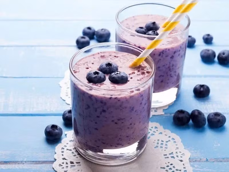 Việt quất được xem là “siêu thực phẩm” cho não nhờ hàm lượng flavonoid dồi dào, đặc biệt là anthocyanin. Các hợp chất chống oxy hóa này giúp trung hòa gốc tự do, giảm viêm và bảo vệ tế bào não trước các tác nhân gây tổn thương. Ảnh minh họa