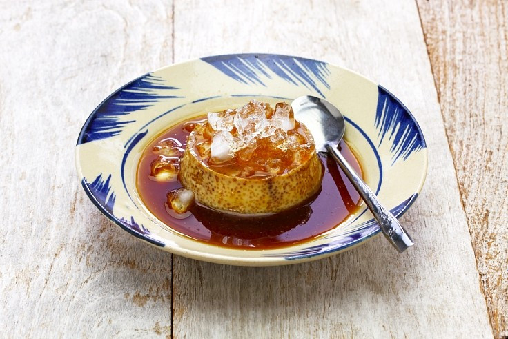 Dấu ấn ẩm thực Pháp cũng hiện diện rõ nét trong món bánh flan cà phê. Lấy cảm hứng từ crème caramel, bánh flan Việt được hấp chín thay vì nướng, giúp kết cấu mềm mịn và dễ ăn hơn. Ảnh guide.michelin