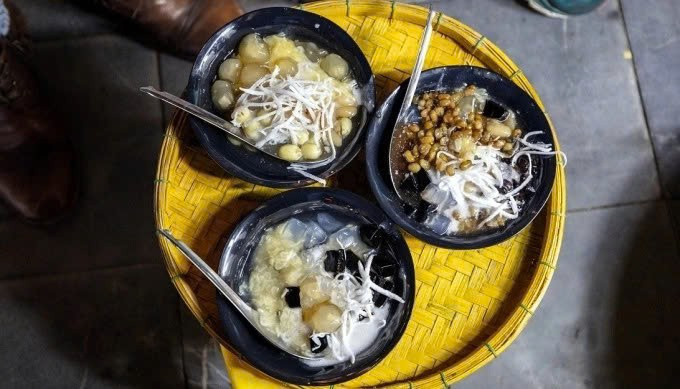 Trong danh sách gợi ý của Michelin, chè được xem là đại diện tiêu biểu cho sự sáng tạo của người Việt. Mỗi vùng miền lại có những biến tấu riêng, dựa trên nguyên liệu bản địa và thói quen ẩm thực theo mùa. Bên cạnh các loại chè quen thuộc từ đậu, ngũ cốc hay trái cây, nhiều món mang dấu ấn rất riêng như chè sắn nóng của miền Bắc hay chè heo quay ở Huế. Ảnh guide.michelin