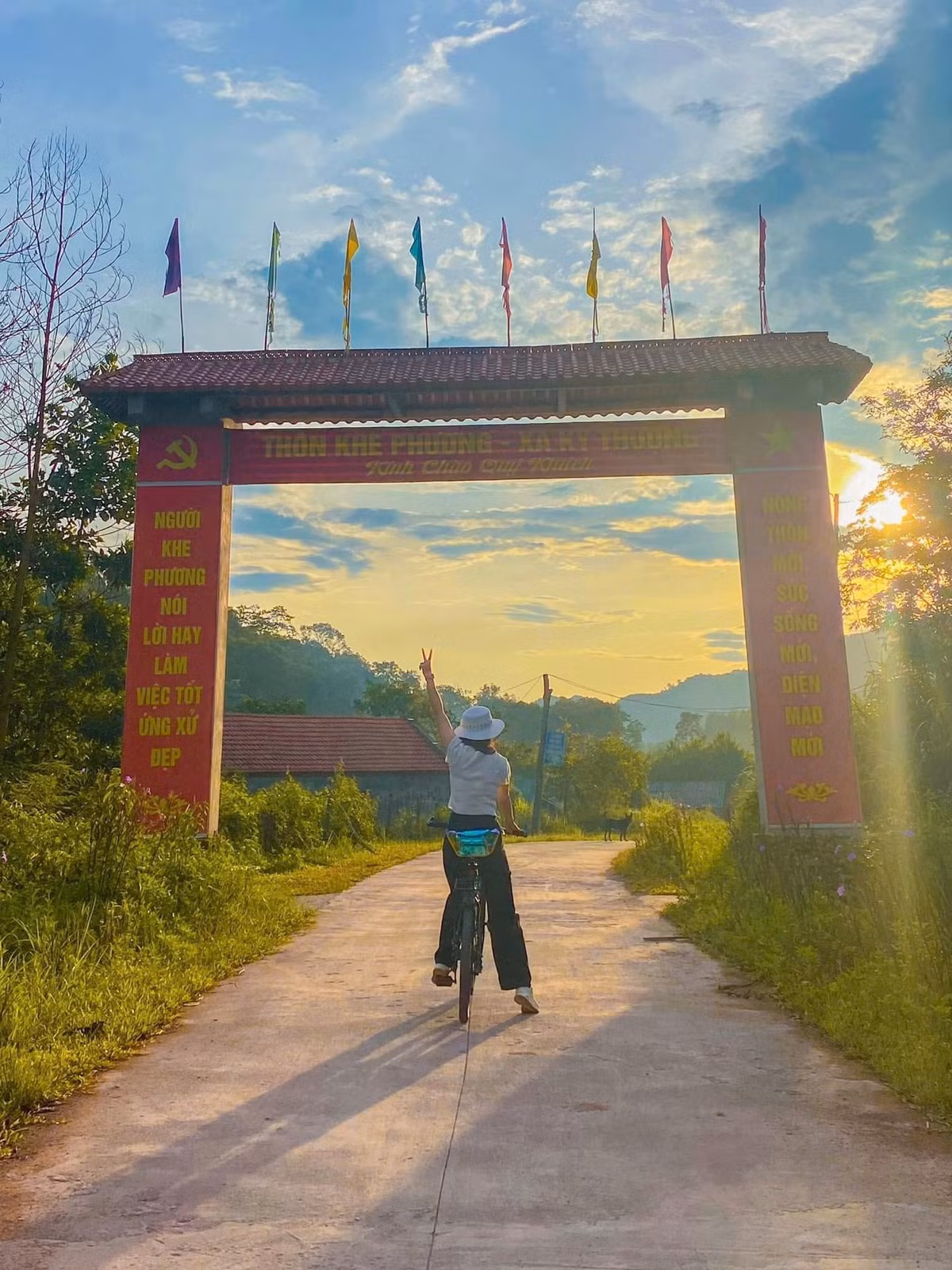 Những con đường bê tông nhỏ dẫn xuyên qua thung lũng, nơi xa xa là rừng núi bao quanh, tạo nên khung cảnh yên bình, khác hẳn nhịp sống hối hả ngoài thành phố. Ảnh Am Váp Farm