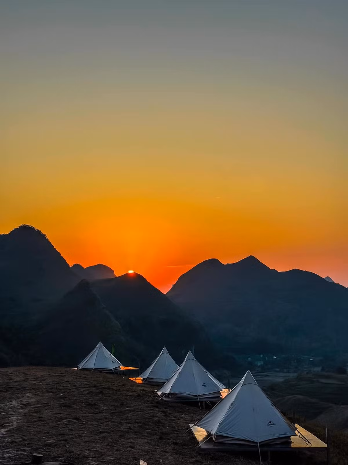 Mùa cỏ cháy kéo dài từ tháng 10 đến tháng 1, nhiệt độ thường dao động 8-15°C. Tùy từng năm, sắc vàng có thể xuất hiện sớm từ tháng 10 hoặc đến cuối tháng 12. Du khách nên chọn những ngày nắng đẹp để dễ di chuyển và có trải nghiệm trọn vẹn. Ảnh Thế Kiệt