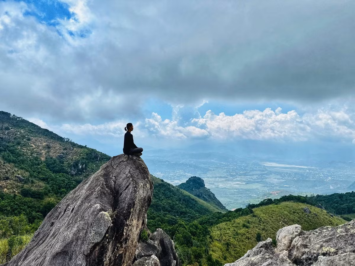 Trước khi bắt đầu hành trình trekking Hoàng Ngưu Sơn, du khách cần lưu ý một số điểm quan trọng để có chuyến đi an toàn và trọn vẹn. Thời điểm lý tưởng để chinh phục cung đường này là từ tháng 12 đến tháng 4 năm sau, khi thời tiết khô ráo, trời trong, ít mưa – thuận lợi cho việc di chuyển và cắm trại. Vì đây là cung đường có độ dốc lớn và kéo dài nhiều giờ, du khách nên chuẩn bị thể lực trước chuyến đi, bằng cách tập luyện nhẹ với các bài đi bộ, leo cầu thang hoặc rèn sức bền. Ảnh Trekking