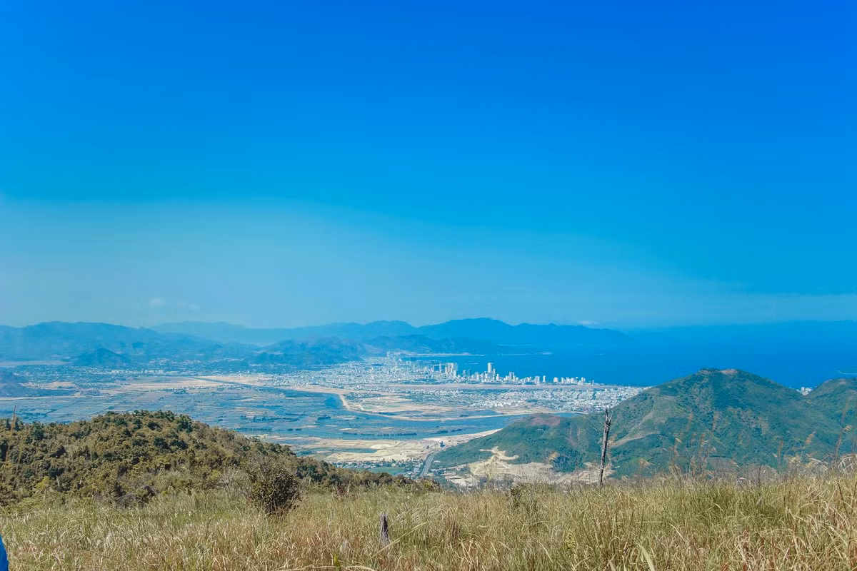 Về trang bị, nên mang theo giày leo núi chuyên dụng, áo khoác chống gió, gậy trekking, nước uống, đồ ăn nhẹ, đèn pin, thuốc chống côn trùng và bộ sơ cứu cơ bản. Đặc biệt, trong quá trình trekking, hãy giữ gìn vệ sinh môi trường bằng cách không xả rác, không bẻ cây, hái hoa, và tuyệt đối không đốt lửa bừa bãi để đảm bảo an toàn cho rừng núi cũng như chính bản thân mình. Ảnh Trekking