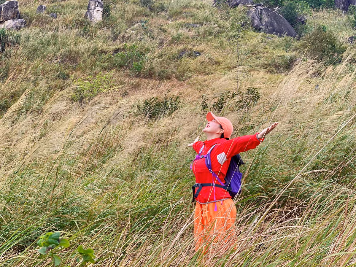 Một trong những điểm nhấn không thể bỏ qua là khoảnh khắc chạm đỉnh – nơi bạn có thể phóng tầm mắt toàn cảnh thành phố Nha Trang, vịnh biển rộng lớn phía xa, những cánh rừng chập chùng bên dưới và mây trời như trong tranh. Mọi mệt nhọc dường như tan biến khi bạn đứng trên đỉnh gió lộng, giữa thiên nhiên nguyên sơ chưa bị con người làm phiền. Ảnh Tố Như