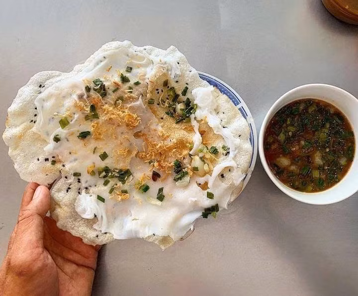 Không chỉ hấp dẫn bởi hương vị và cách ăn vui nhộn, bánh tráng đập còn khiến du khách mê mẩn vì giá cực rẻ – chỉ từ 5.000 - 10.000 đồng/phần. Du khách có thể gọi thêm vài món như ram cuốn cải, bánh bèo, bánh lọc để kết hợp thành bữa ăn vặt trọn vị miền Trung. Ảnh Internet