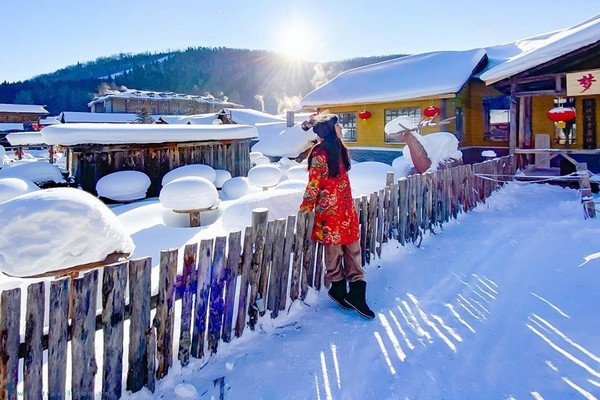 Bên cạnh cảnh sắc đẹp mê hoặc, Tuyết Hương còn là nơi lý tưởng để trải nghiệm các hoạt động mùa đông đặc trưng như trượt tuyết, lái mô tô tuyết, trượt phao, cưỡi xe chó kéo hoặc ngựa kéo. Với người ưa thể thao, khu trượt tuyết Dương Thảo (Yangcaoshan) là lựa chọn hấp dẫn với nhiều đường trượt phù hợp mọi cấp độ. Ảnh Kim Lien Travel