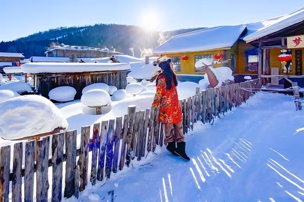 Bên cạnh cảnh sắc đẹp mê hoặc, Tuyết Hương còn là nơi lý tưởng để trải nghiệm các hoạt động mùa đông đặc trưng như trượt tuyết, lái mô tô tuyết, trượt phao, cưỡi xe chó kéo hoặc ngựa kéo. Với người ưa thể thao, khu trượt tuyết Dương Thảo (Yangcaoshan) là lựa chọn hấp dẫn với nhiều đường trượt phù hợp mọi cấp độ. Ảnh Kim Lien Travel