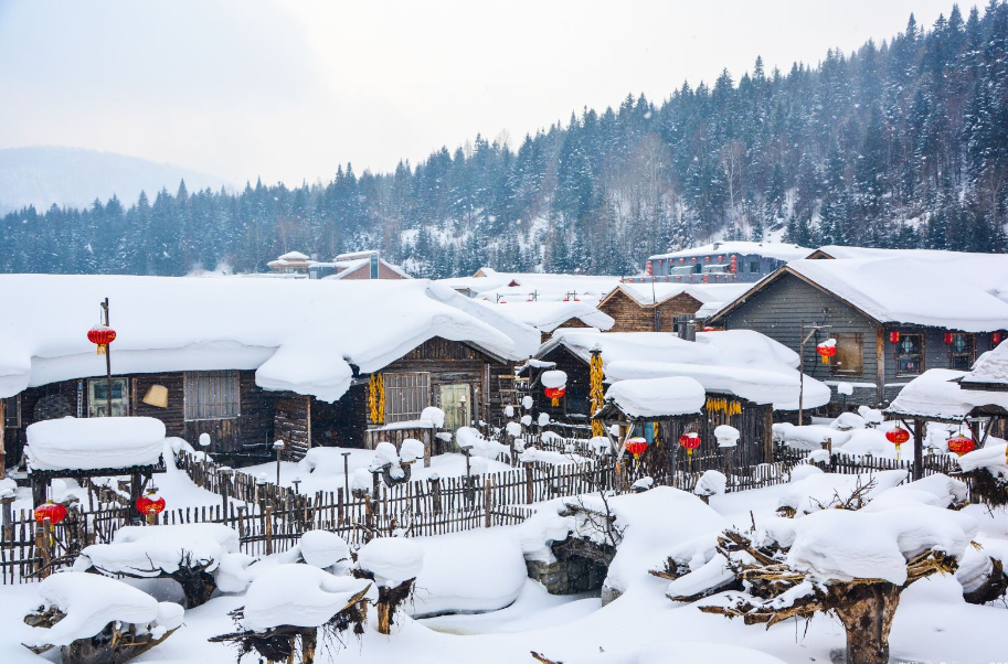 Không chỉ có tuyết trắng, làng còn lưu giữ đậm nét văn hóa vùng Đông Bắc Trung Quốc. Du khách có thể thưởng thức múa dân gian, ngắm nhà gỗ cổ hay nghỉ đêm tại homestay truyền thống, nằm trên giường sưởi “Kang” ấm áp và thưởng thức các món ăn đặc trưng như bánh bao hấp, thịt kho Đông Bắc, lẩu cay giữa trời lạnh. Ảnh dulich
