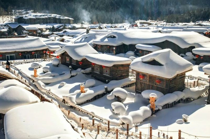 Thời điểm lý tưởng nhất để ghé thăm là từ tháng 12 đến tháng 2, khi tuyết rơi dày, còn những ai thích không gian yên tĩnh hơn có thể đi vào đầu tháng 12 hoặc sau Tết Nguyên đán. Ảnh ivivu