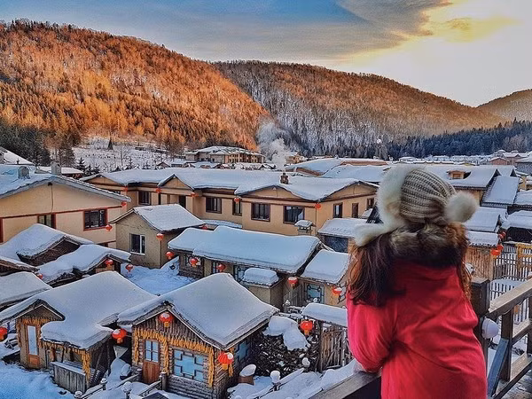 Dù đi tour hay tự túc, hành trình đến Làng Tuyết Hương đều mang lại trải nghiệm khó quên – nơi tuyết trắng phủ lối, ánh đèn lồng lung linh và bầu không khí ấm áp khiến du khách như sống trong một mùa đông cổ tích giữa đời thực. Ảnh MIA