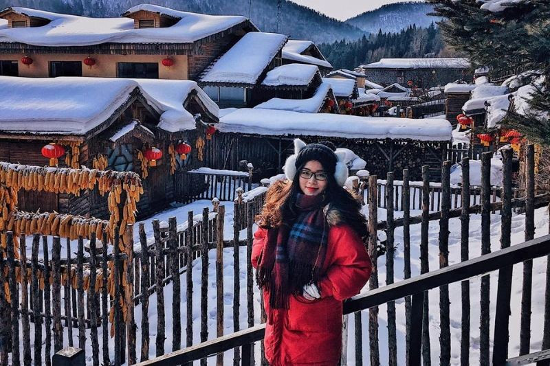 Nếu yêu thích sự tự do, du khách có thể tự túc bằng cách bay đến Cáp Nhĩ Tân (qua Bắc Kinh hoặc Thượng Hải), rồi thuê xe hoặc đi bus đến Tuyết Hương (khoảng 5–6 tiếng). Tuy nhiên, cần chuẩn bị kỹ trang phục chống lạnh, giày chống trượt và đặt phòng sớm, vì nhiệt độ có thể xuống dưới –20°C. Ảnh MIA