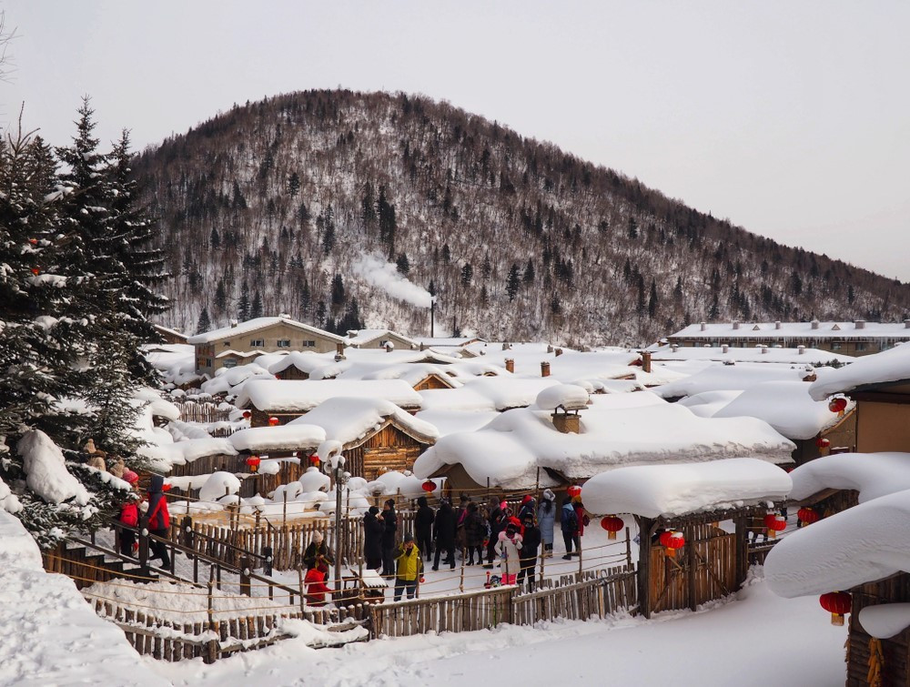 Đặt chân đến Tuyết Hương, du khách như lạc vào thế giới cổ tích giữa đời thực. Phố Xueyun – trục chính của làng – hai bên là nhà gỗ nhỏ nhắn, hiên nhà treo ngô vàng, ớt đỏ và đèn lồng đỏ thắm. Ảnh MIA