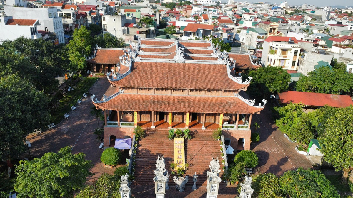 Những không gian cổ kính như chùa Bầu, khu Châu Cầu hay các con ngõ nhỏ mang dấu ấn thời gian vẫn hiện diện giữa lòng đô thị hiện đại, tạo nên nền tảng để Phủ Lý phát triển du lịch theo hướng bảo tồn di sản. Nhiều cơ sở lưu trú tại đây đã chủ động triển khai các giải pháp tiết kiệm năng lượng, giảm nhựa dùng một lần và gắn kết với hoạt động cộng đồng, góp phần mang đến trải nghiệm du lịch nhẹ nhàng nhưng giàu giá trị. Ảnh dulichNinhBinh