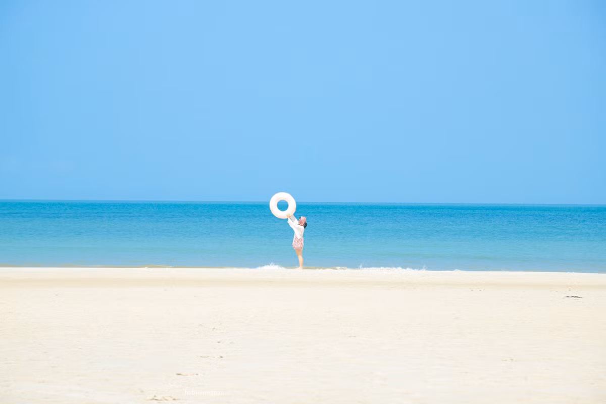 Từ Hà Nội, du khách có thể di chuyển bằng xe khách đến cảng Cái Rồng (Vân Đồn), sau đó tiếp tục đi tàu cao tốc khoảng 45 đến 60 phút là tới đảo. Cảm giác rời đất liền, vượt sóng nước để đến một vùng đất biệt lập giữa biển khơi là một trải nghiệm đầy thú vị, đặc biệt đối với những ai muốn “ngắt sóng” cuộc sống số và tìm lại sự tĩnh lặng. Ảnh Hồ Thiên Nga