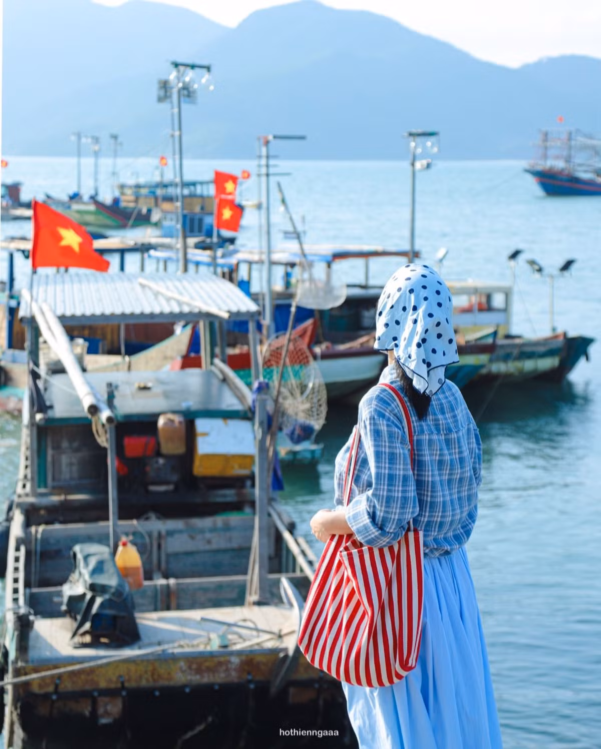 Đặt chân đến Quan Lạn, du khách sẽ bắt gặp những bãi biển dài cát trắng, nước trong veo như pha lê và không khí mát mẻ dễ chịu.