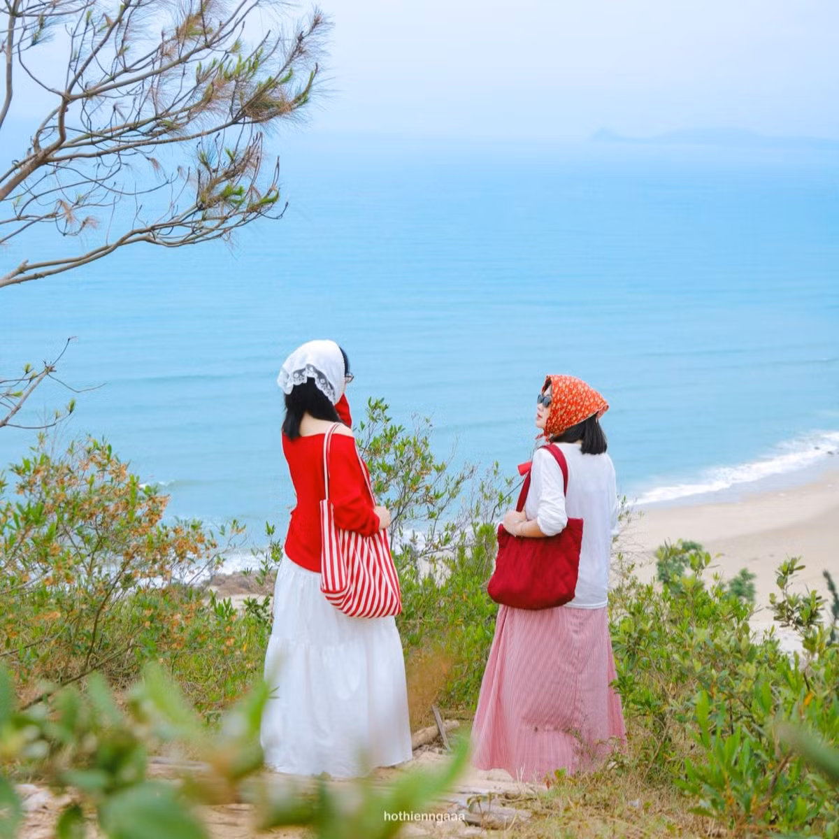 Trong tiếng sóng biển rì rào, làn gió mang hương mặn mà của biển cả, và bầu trời trong vắt, Quan Lạn không chỉ là một điểm đến, mà còn là một khoảng lặng dịu dàng giữa những bộn bề thường nhật. Ảnh Hồ Thiên Nga