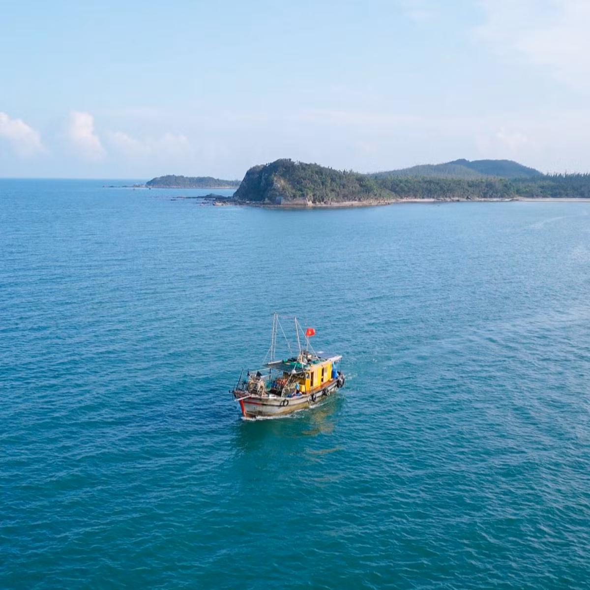 Thời điểm lý tưởng để ghé thăm hòn đảo này là vào khoảng từ tháng 4 đến tháng 9, khi tiết trời nắng đẹp, biển êm và rất thuận lợi cho các hoạt động ngoài trời. Ảnh Hồ Thiên Nga