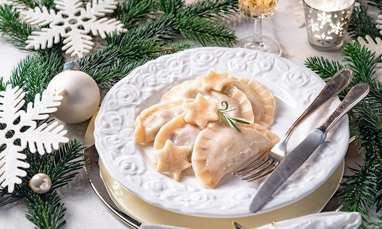 Với Ba Lan, Giáng sinh mang không khí ấm áp, truyền thống. Các gia đình quây quần bên bánh pierogi nhân khoai tây và phô mai tươi, ăn nóng cùng hành phi, đôi khi áp chảo cho vỏ bánh vàng giòn. Ảnh mycozytreehouse