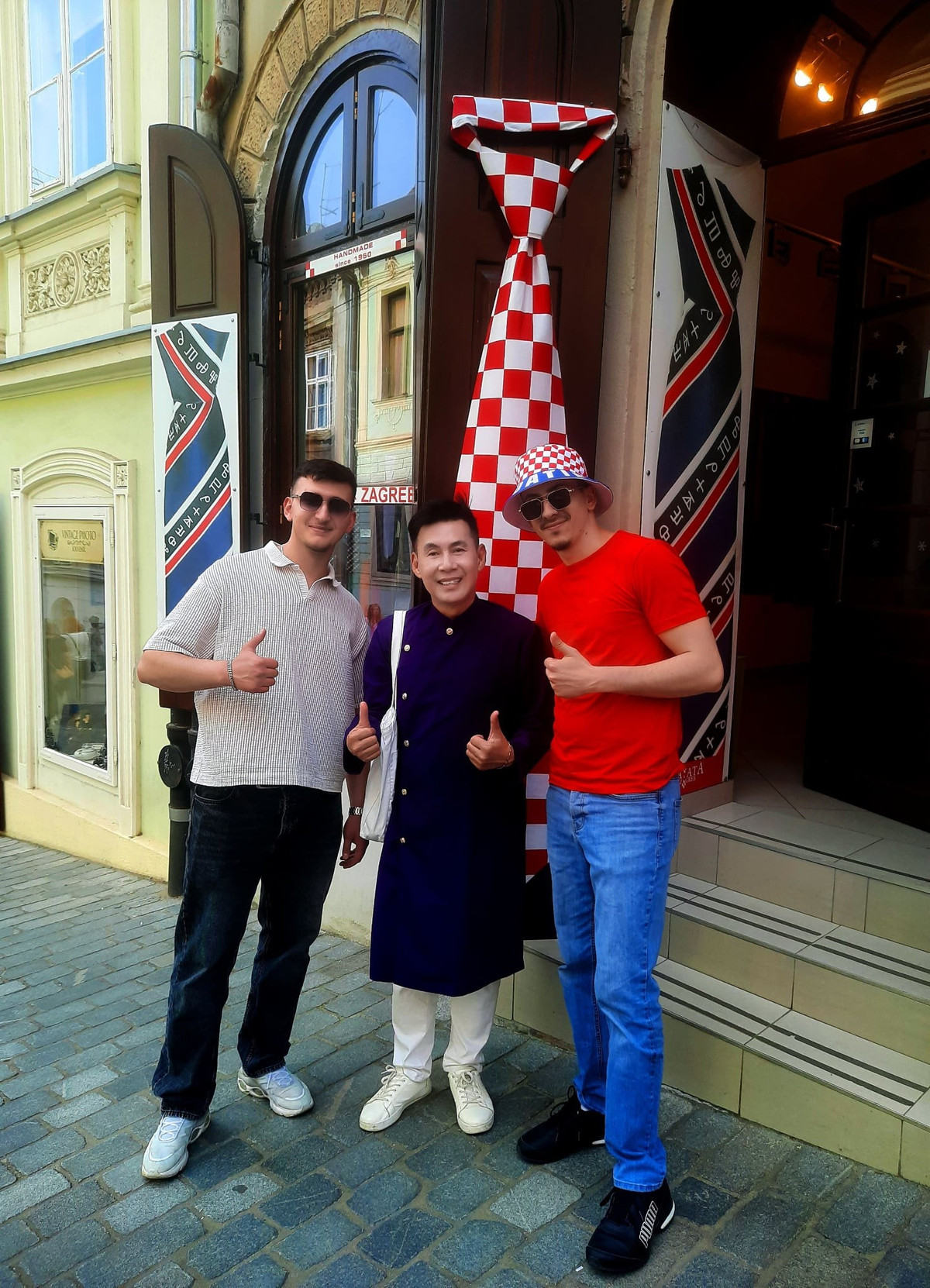 Anh cho biết, ban đầu chỉ mang áo dài trong dịp Tết để giữ hồn quê giữa trời Tây. Tuy nhiên, chính bạn bè quốc tế mới là người truyền cảm hứng cho anh tiếp tục mặc áo dài tại các địa danh nổi tiếng. ﻿ “Khi thấy du khách trầm trồ gọi đúng 2 từ "Ao dai’, tôi không chỉ tự hào mà còn cảm nhận trách nhiệm giới thiệu và gìn giữ vẻ đẹp văn hóa dân tộc”, anh Trường kể.