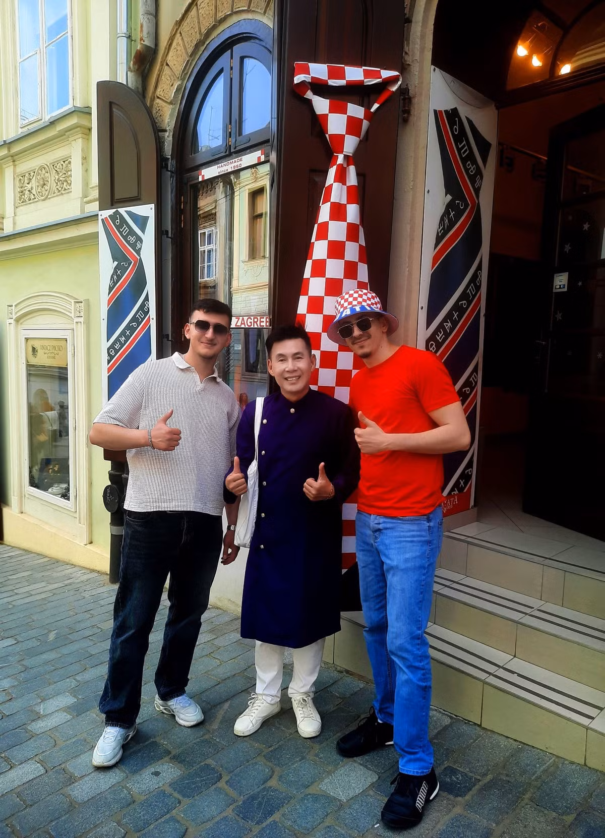 Anh cho biết, ban đầu chỉ mang áo dài trong dịp Tết để giữ hồn quê giữa trời Tây. Tuy nhiên, chính bạn bè quốc tế mới là người truyền cảm hứng cho anh tiếp tục mặc áo dài tại các địa danh nổi tiếng. ﻿ “Khi thấy du khách trầm trồ gọi đúng 2 từ "Ao dai’, tôi không chỉ tự hào mà còn cảm nhận trách nhiệm giới thiệu và gìn giữ vẻ đẹp văn hóa dân tộc”, anh Trường kể.