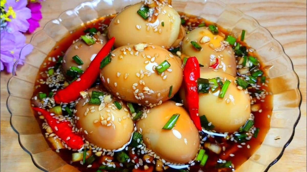 Trong khi đó, trứng lại là món ăn thường bị hiểu lầm do chứa cholesterol. Tuy nhiên, khi ăn với lượng hợp lý, trứng là một trong những nguồn dinh dưỡng đáng giá cho người lớn tuổi. Lòng đỏ trứng chứa nhiều vitamin D và nhóm B, đặc biệt là B12 – dưỡng chất quan trọng đối với hệ thần kinh. Ảnh minh họa