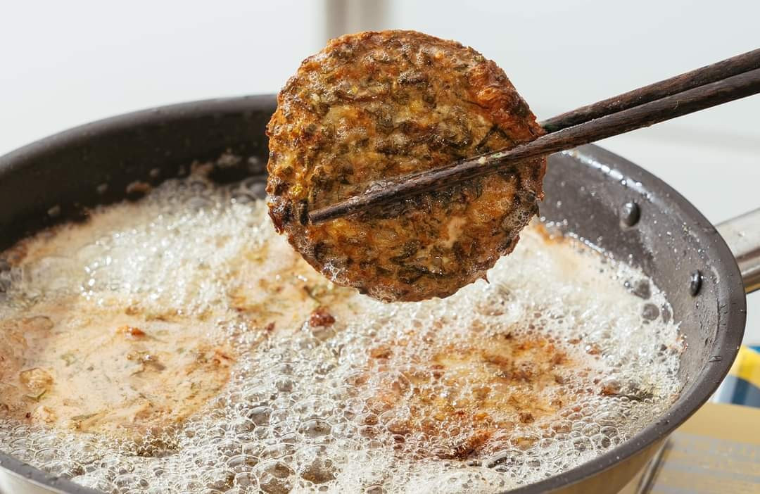 Nhìn qua có phần “rợn người”, ăn vào lại để nhớ, rươi trở thành một trong những đặc sản tiêu biểu phản ánh rõ nét bản sắc ẩm thực Hải Phòng. Trong miếng chả rươi hay bát mắm rươi không chỉ có hương vị của phù sa, mà còn gói ghém nhịp sống mùa vụ và kinh nghiệm ẩm thực được truyền lại qua nhiều thế hệ. Ảnh tcdulichtphcm