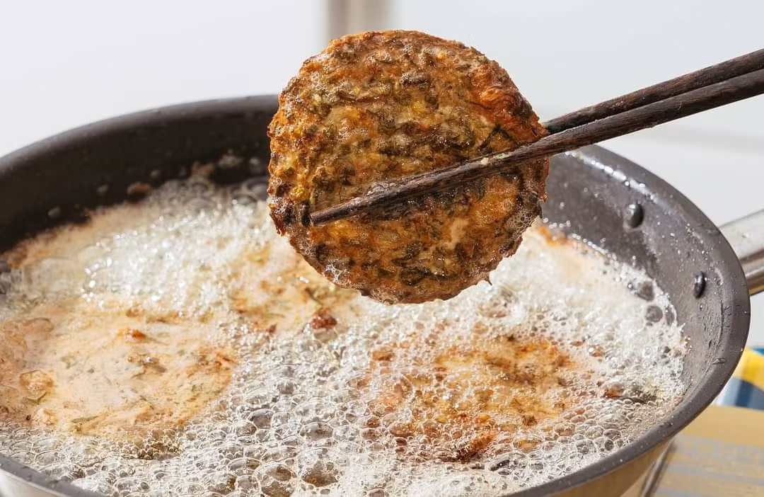 Nhìn qua có phần “rợn người”, ăn vào lại để nhớ, rươi trở thành một trong những đặc sản tiêu biểu phản ánh rõ nét bản sắc ẩm thực Hải Phòng. Trong miếng chả rươi hay bát mắm rươi không chỉ có hương vị của phù sa, mà còn gói ghém nhịp sống mùa vụ và kinh nghiệm ẩm thực được truyền lại qua nhiều thế hệ. Ảnh tcdulichtphcm