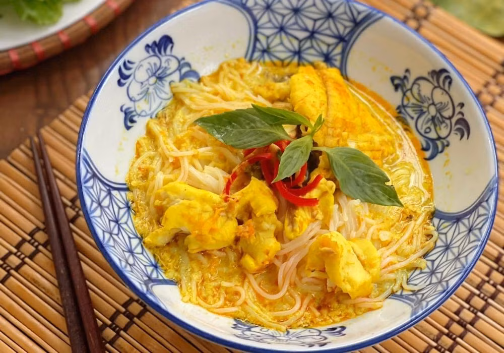 Theo người dân địa phương, bún kèn có nguồn gốc từ ẩm thực Campuchia. Cái tên được gọi chệch từ tiếng Khmer “ken”, dùng để chỉ các món nấu với nước cốt dừa và màu vàng của nghệ – linh hồn của món ăn. Ảnh MIA