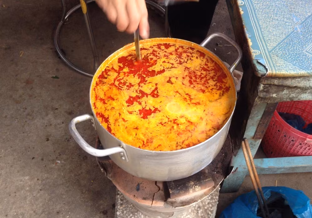 Thưởng thức bún kèn, du khách sẽ cảm nhận vị ngọt thơm của cá quyện cùng béo ngậy của nước cốt dừa, thêm chút cay nồng của ớt và vị tươi mát của rau sống, tạo nên hương vị miền biển đặc trưng. Không ít du khách ăn một tô rồi lại muốn gọi thêm tô thứ hai.Ảnh Internet