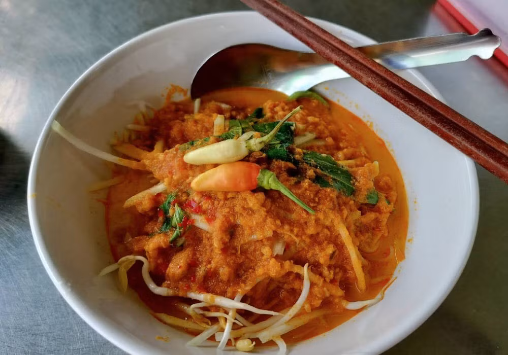 Cá sau khi làm sạch sẽ được gỡ thịt, xé nhỏ rồi xào cùng tỏi, sả, ớt cho săn và dậy mùi. Nước lèo nấu từ nước cốt dừa, cà ri, ngũ vị hương, hòa quyện với cá xào, được ninh liu riu đến khi sệt lại, tạo độ béo thơm đặc trưng. Ảnh Internet