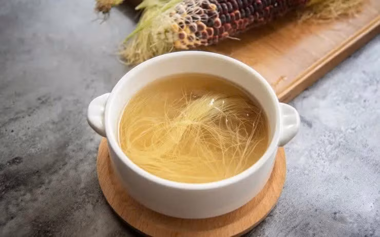 Không chỉ tác động trực tiếp đến thận, nước râu ngô còn mang lại lợi ích gián tiếp thông qua việc hỗ trợ điều hòa huyết áp. Theo Tổ chức Y tế Thế giới (WHO), tăng huyết áp là một trong những nguyên nhân hàng đầu dẫn đến suy thận mạn. Flavonoid trong râu ngô được chứng minh có khả năng cải thiện chức năng nội mô mạch máu, từ đó góp phần ổn định huyết áp ở mức nhẹ, giúp bảo vệ thận về lâu dài. Ảnh minh họa