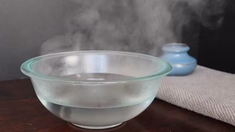 Việc tiếp xúc thường xuyên với nước nóng sẽ đẩy nhanh quá trình mất nước, khiến da khô căng ngay sau khi làm sạch. Lâu dài, thói quen này còn làm tình trạng khô nẻ trở nên trầm trọng hơn, gây bong tróc, mẩn đỏ, kích ứng và làm giảm khả năng hấp thụ dưỡng chất từ các sản phẩm chăm sóc da. Ảnh minh họa