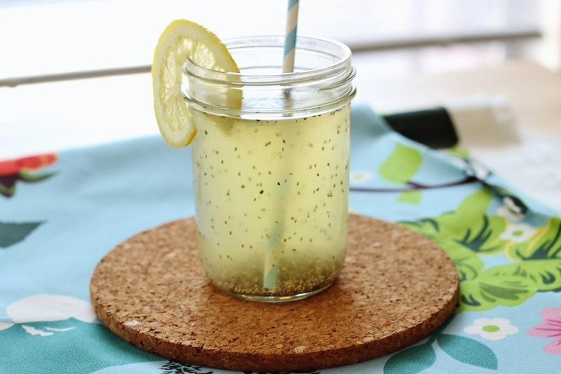 Người đang dùng thuốc huyết áp hoặc tiểu đường cũng cần lưu ý. Hạt chia có thể hạ huyết áp và ổn định đường huyết nhẹ, nhưng khi kết hợp thuốc, nguy cơ tụt huyết áp hoặc đường huyết quá mức có thể xảy ra, gây choáng váng, mệt mỏi. Ảnh minh họa