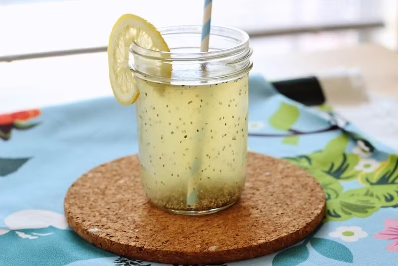 Người đang dùng thuốc huyết áp hoặc tiểu đường cũng cần lưu ý. Hạt chia có thể hạ huyết áp và ổn định đường huyết nhẹ, nhưng khi kết hợp thuốc, nguy cơ tụt huyết áp hoặc đường huyết quá mức có thể xảy ra, gây choáng váng, mệt mỏi. Ảnh minh họa