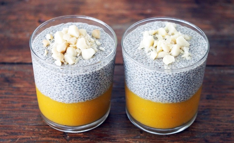 Nuốt hạt khô rồi uống nước có thể gây nghẹn, còn người dị ứng với hạt, thảo mộc có thể phản ứng chéo với hạt chia, biểu hiện qua ngứa, phát ban, sưng môi, đau bụng hoặc khó thở. Khi dùng thử, chỉ nên bắt đầu với nửa thìa cà phê hạt đã ngâm. Ảnh minh họa