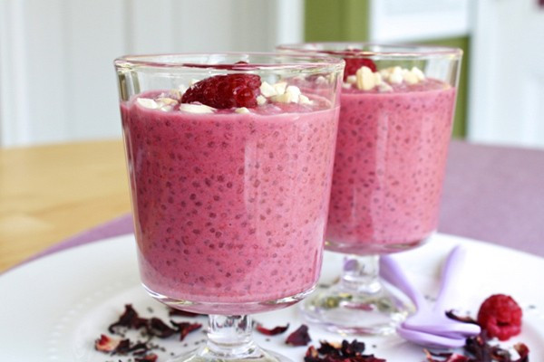 Cuối cùng là người bệnh thận mạn tính. Hạt chia giàu phốt pho, kali và protein, dễ gây tích tụ trong máu, tăng gánh nặng cho thận, dẫn đến ngứa, yếu cơ hay rối loạn nhịp tim. Người bệnh thận nên dùng theo hướng dẫn bác sĩ, không quá một thìa cà phê mỗi ngày và theo dõi định kỳ các chỉ số kali, phốt pho. Ảnh minh họa