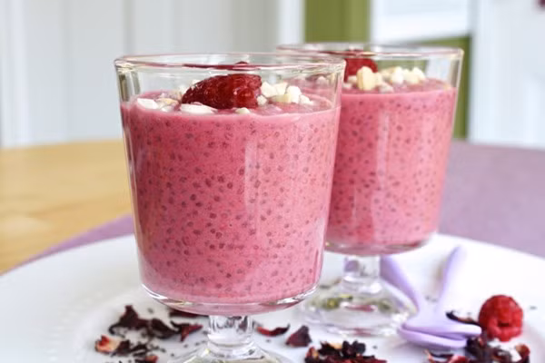 Cuối cùng là người bệnh thận mạn tính. Hạt chia giàu phốt pho, kali và protein, dễ gây tích tụ trong máu, tăng gánh nặng cho thận, dẫn đến ngứa, yếu cơ hay rối loạn nhịp tim. Người bệnh thận nên dùng theo hướng dẫn bác sĩ, không quá một thìa cà phê mỗi ngày và theo dõi định kỳ các chỉ số kali, phốt pho. Ảnh minh họa