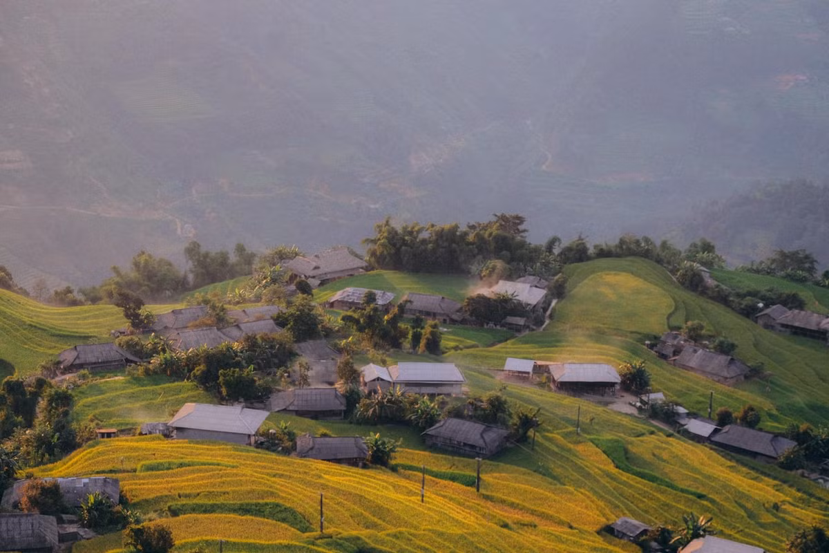 Du khách vừa được chiêm ngưỡng cảnh sắc hùng vĩ, vừa trải nghiệm đời sống bản địa chân thật, cảm nhận sự hiếu khách và bình dị của người dân vùng cao. Ảnh Hằng Bắp