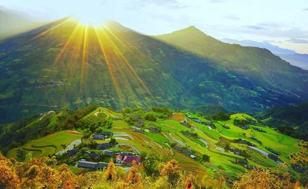 Rời Sa Pa, hành trình dẫn đến Hoàng Su Phì (Tuyên Quang), nổi bật với những thửa ruộng bậc thang mềm mại uốn lượn theo sườn núi. Ảnh Báo Tuyên Quang