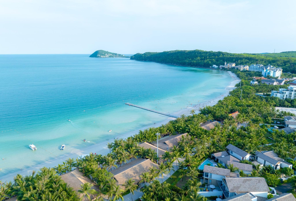 Mới đây, Giải thưởng Du lịch Thế giới World Travel Awards 2025 tiếp tục gọi tên Việt Nam tại 16 hạng mục “hàng đầu thế giới”, khẳng định vị thế ngày càng rõ nét của du lịch nước ta trên trường quốc tế. Trong số đó, danh hiệu dành cho Bãi Kem (Phú Quốc) được giới chuyên môn và du khách đặc biệt chú ý khi lần đầu tiên bãi biển này được vinh danh là “Bãi biển hàng đầu thế giới 2025”. Ảnh Sun